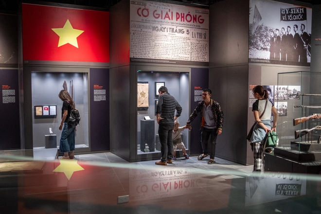 Không gian trưng bày chính của bảo tàng là tòa nhà cao 35,8m, gồm 4 tầng nổi và một tầng bán âm