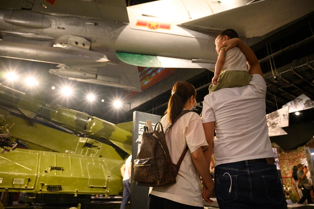 Các em nhỏ không khỏi háo hức nhìn ngắm xung quanh