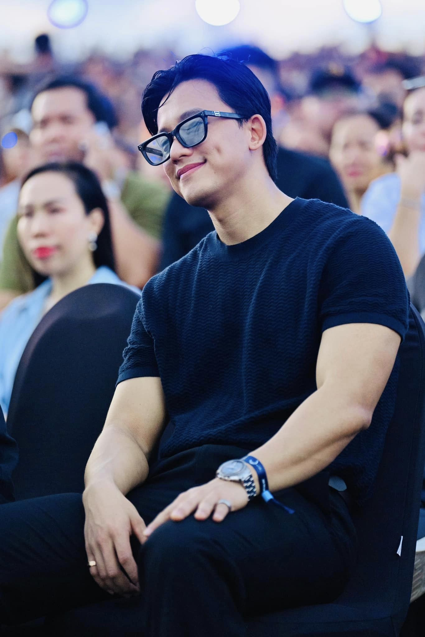 Nam diễn viên bị bắt gặp dù mưa nắng vẫn luôn đồng hành cùng nữ ca sĩ không thiếu một show nào. Tuy nhiên, anh luôn nhận mình chỉ là 