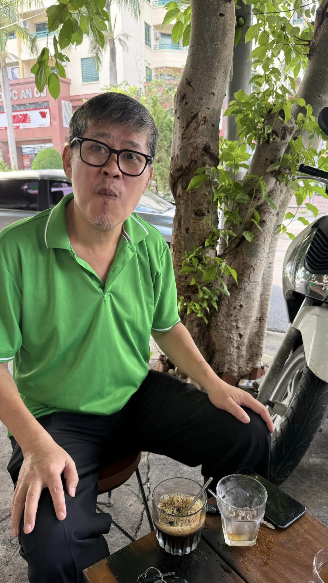 Nghệ sĩ Phước Sang đã có thể đi uống cafe sau 3 lần bị đột quỵ.