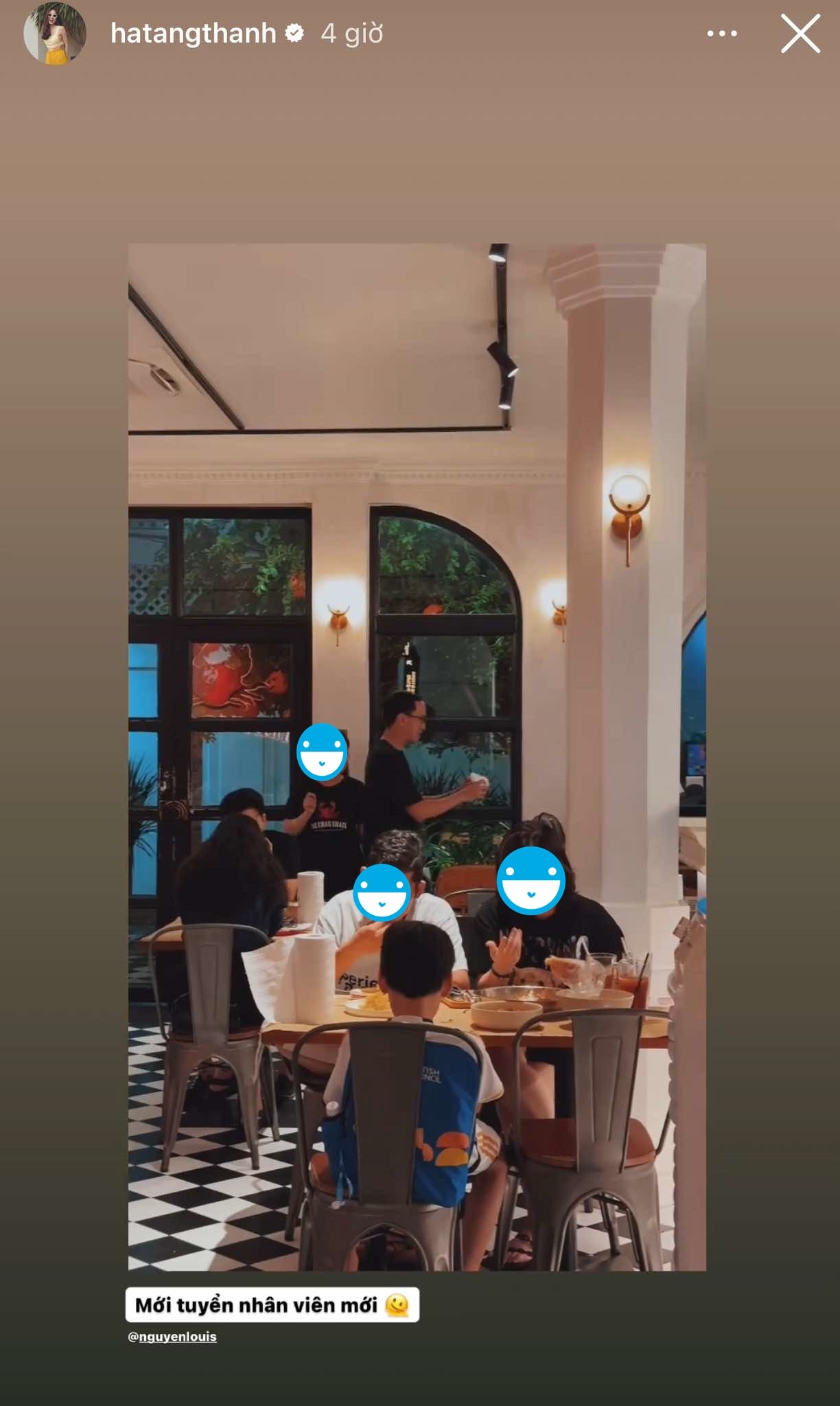 Ông xã Tăng Thanh Hà giúp vợ làm phục vụ tại nhà hàng