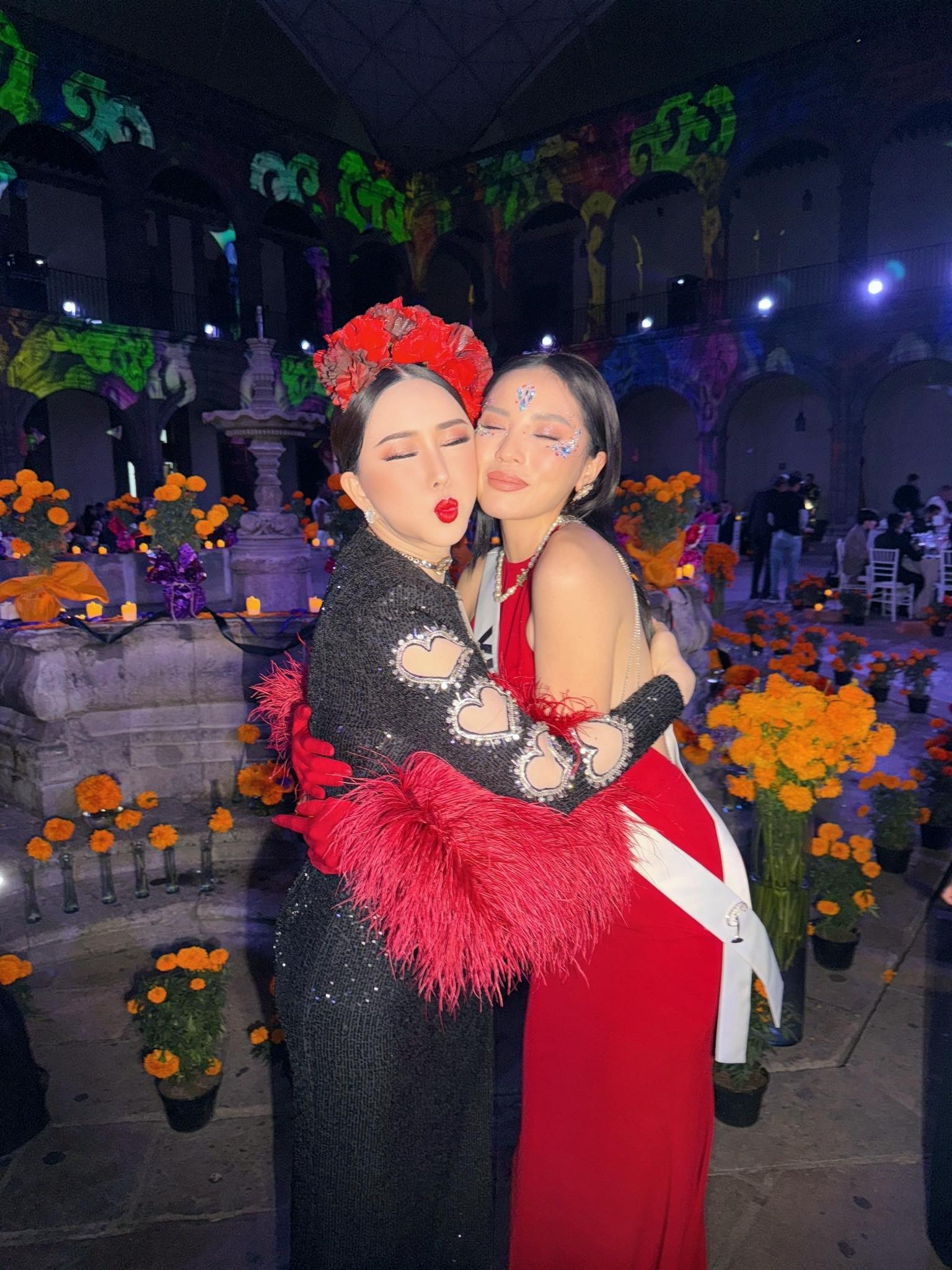 Kỳ Duyên và chủ tịch Miss Universe ôm nhau thân thiết