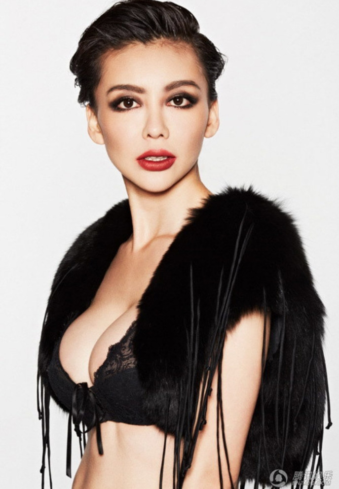 Người đẹp sexy Củng Tân Lượng. 