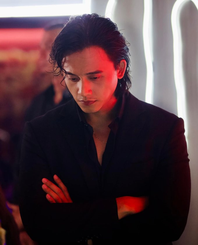 Diễn viên gây chú ý với hình tượng gai góc, phong trần của một tên giang hồ nhưng chứa đựng sự ấm áp của người cha. 