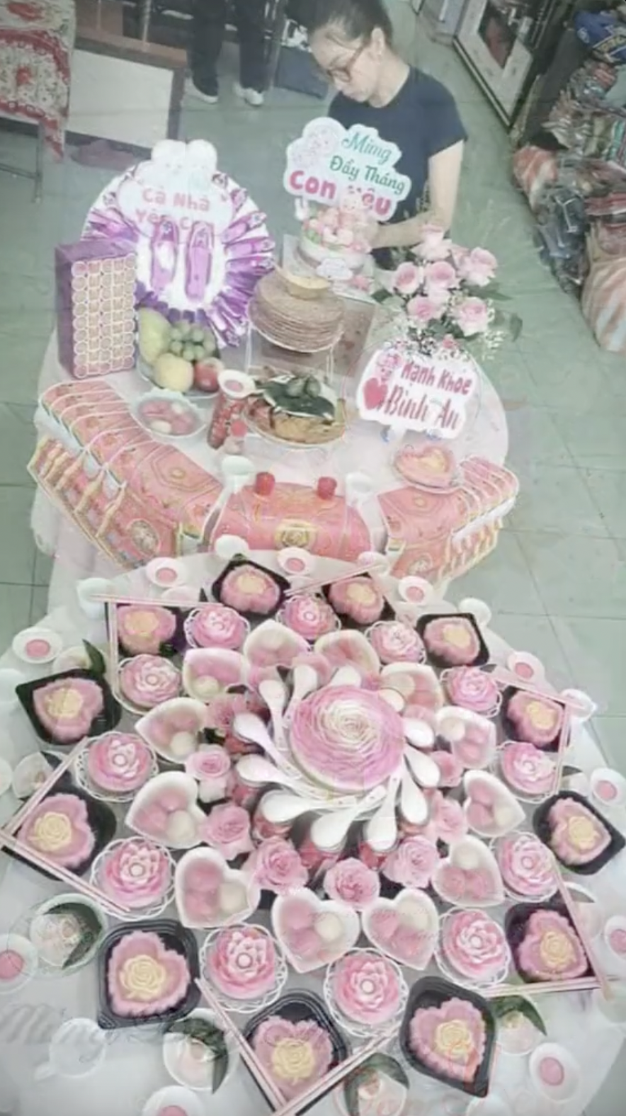 Nhật Lê chuẩn bị mâm cỗ cúng đầy tháng cho em bé.