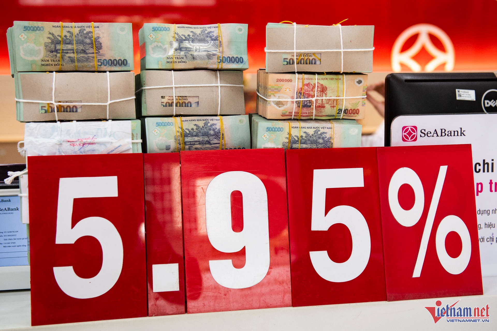 Mức lãi suất huy động 5,95%/năm dù cao hơn so với lãi suất niêm yết nhưng chưa phải là lãi suất huy động cao nhất tại SeABank. Ảnh: Hoàng Hà.