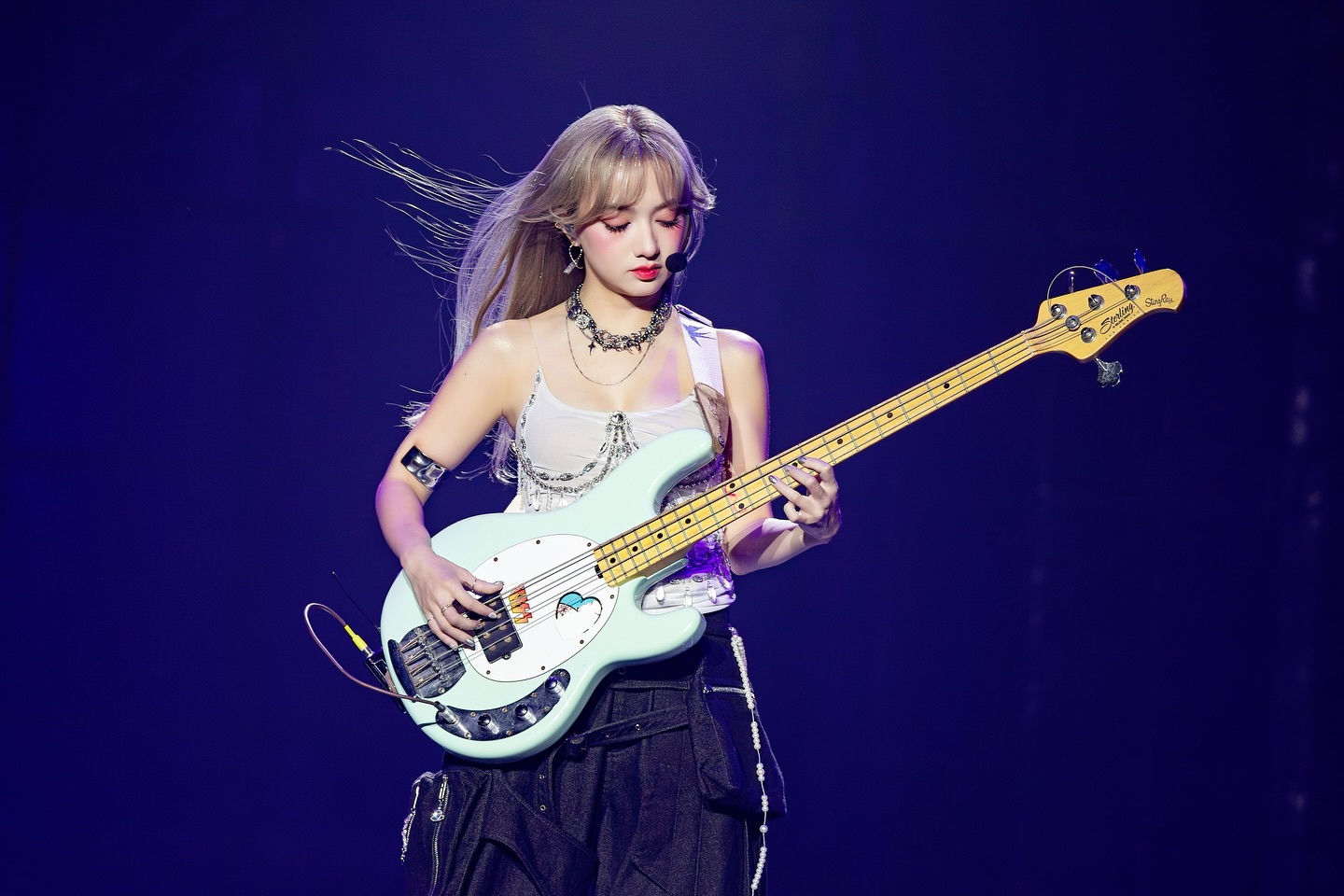 Xuân Nghi viral với hình ảnh ôm đàn guitar điện