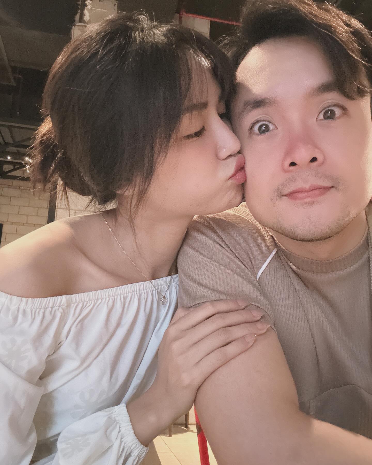 Cả hai thường xuyên chia sẻ hình ảnh ngọt ngào lên trang cá nhân