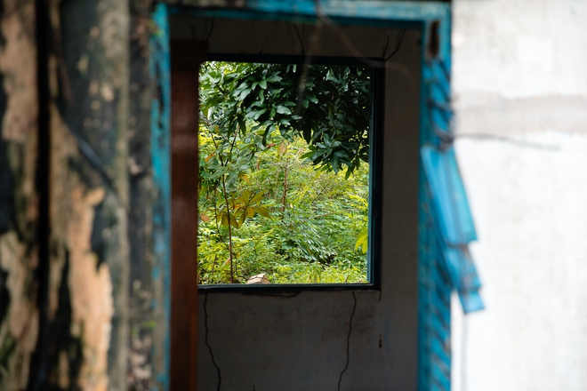 Những mảng tưởng bong tróc sơn, phần khung sắt cửa gỉ sét, bong tróc, rác ở khắp nơi