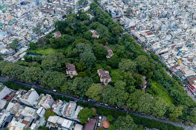 Tại buổi làm việc của Đoàn Đại biểu Quốc hội TP HCM với UBND TP HCM ngày 14/10 vừa qua, ông Nguyễn Ngọc Thảo, Phó giám đốc Sở Tài chính thành phố, UBND TP HCM và Bộ Ngoại giao đã đạt được sự thống nhất trong việc báo cáo Bộ Tài chính về việc chuyển giao tài sản cho thành phố quản lý. Theo quy hoạch, khu đất sẽ được phát triển thành một khu phức hợp. Sau khi hoàn tất thủ tục điều chuyển, chính quyền thành phố sẽ lập kế hoạch chi tiết cho việc triển khai dự án, hiện đã giao nhiệm vụ cụ thể cho các đơn vị liên quan để chuẩn bị các bước tiếp theo.