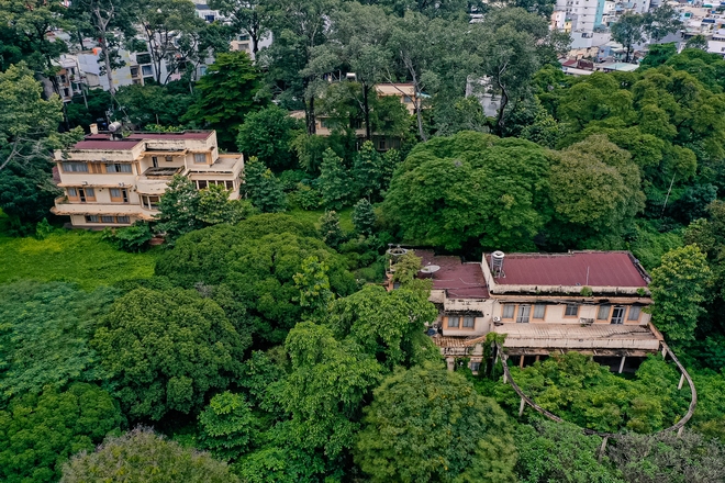 Dù sở hữu vị trí đắc địa với 7 biệt thự trong khuôn viên với những cây cổ thụ, hoa được trồng bên trong nhưng suốt gần chục năm qua, khu đất này hoàn toàn không được sử dụng