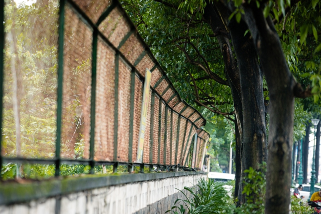 Những tường rào bị phá huỷ