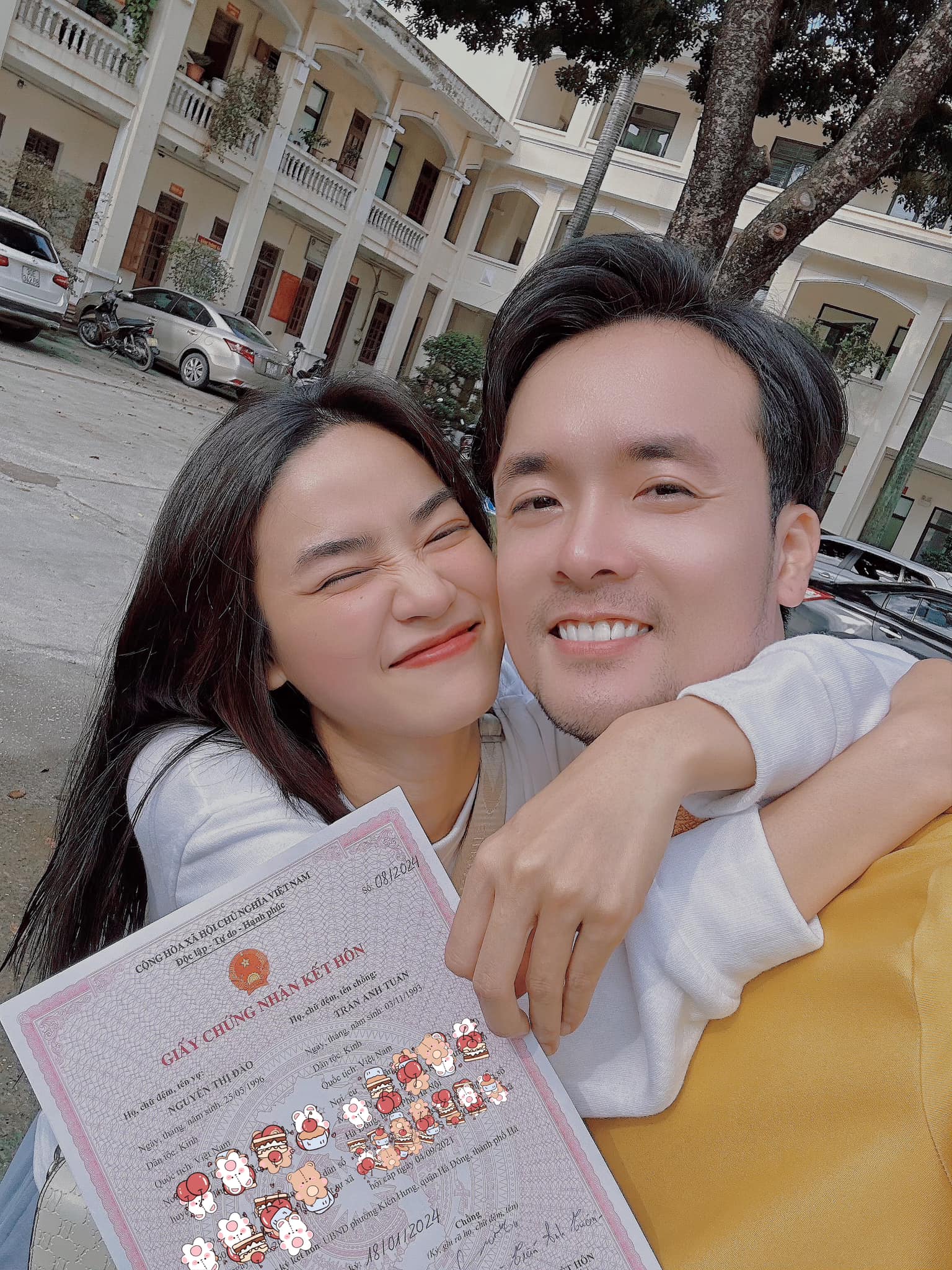 Anh Tuấn hạnh phúc khoe giấy chứng nhận kết hôn với Anh Đào