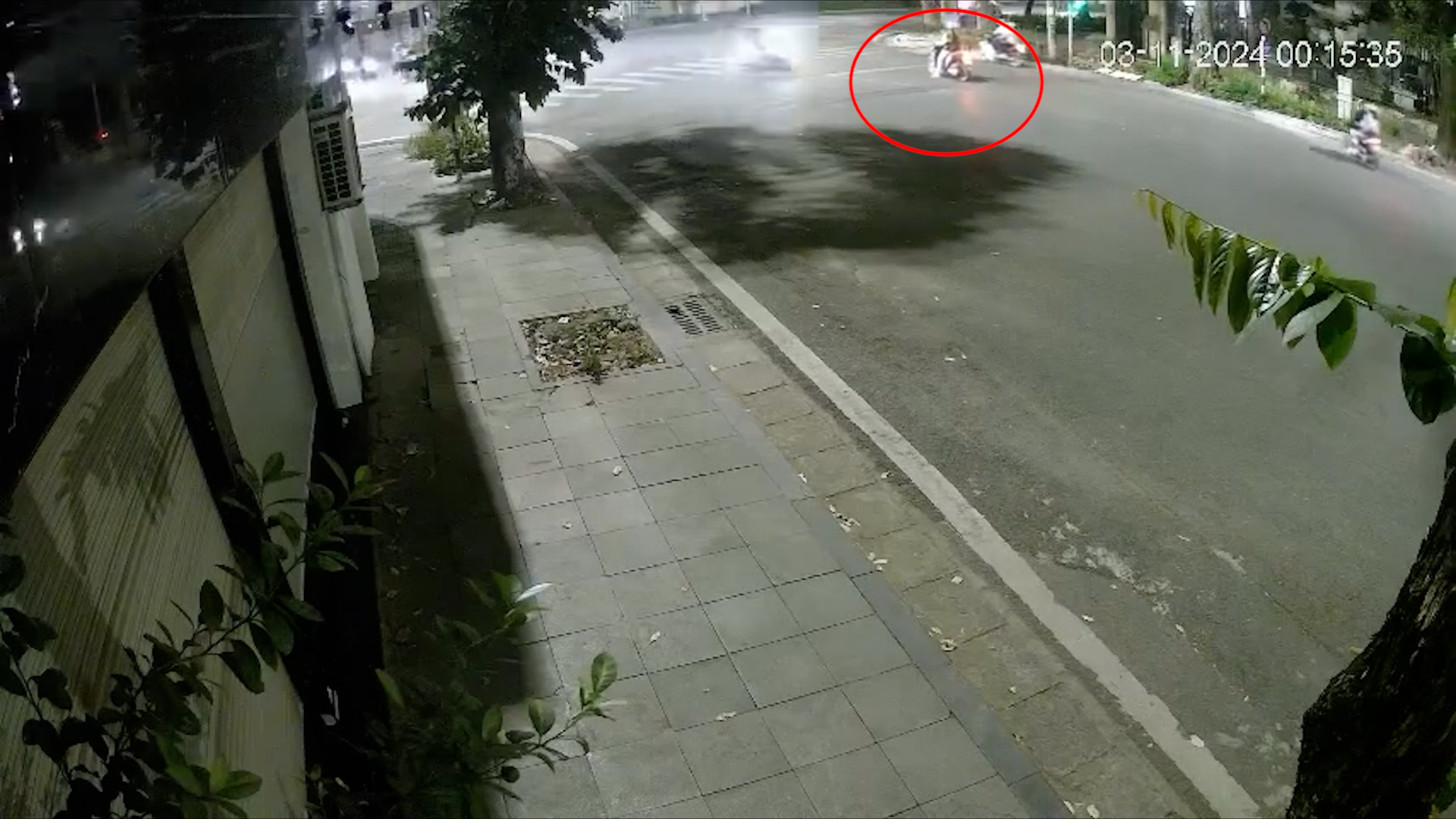 Hình ảnh cô gái đứng chờ đèn đỏ trước khi đoàn 