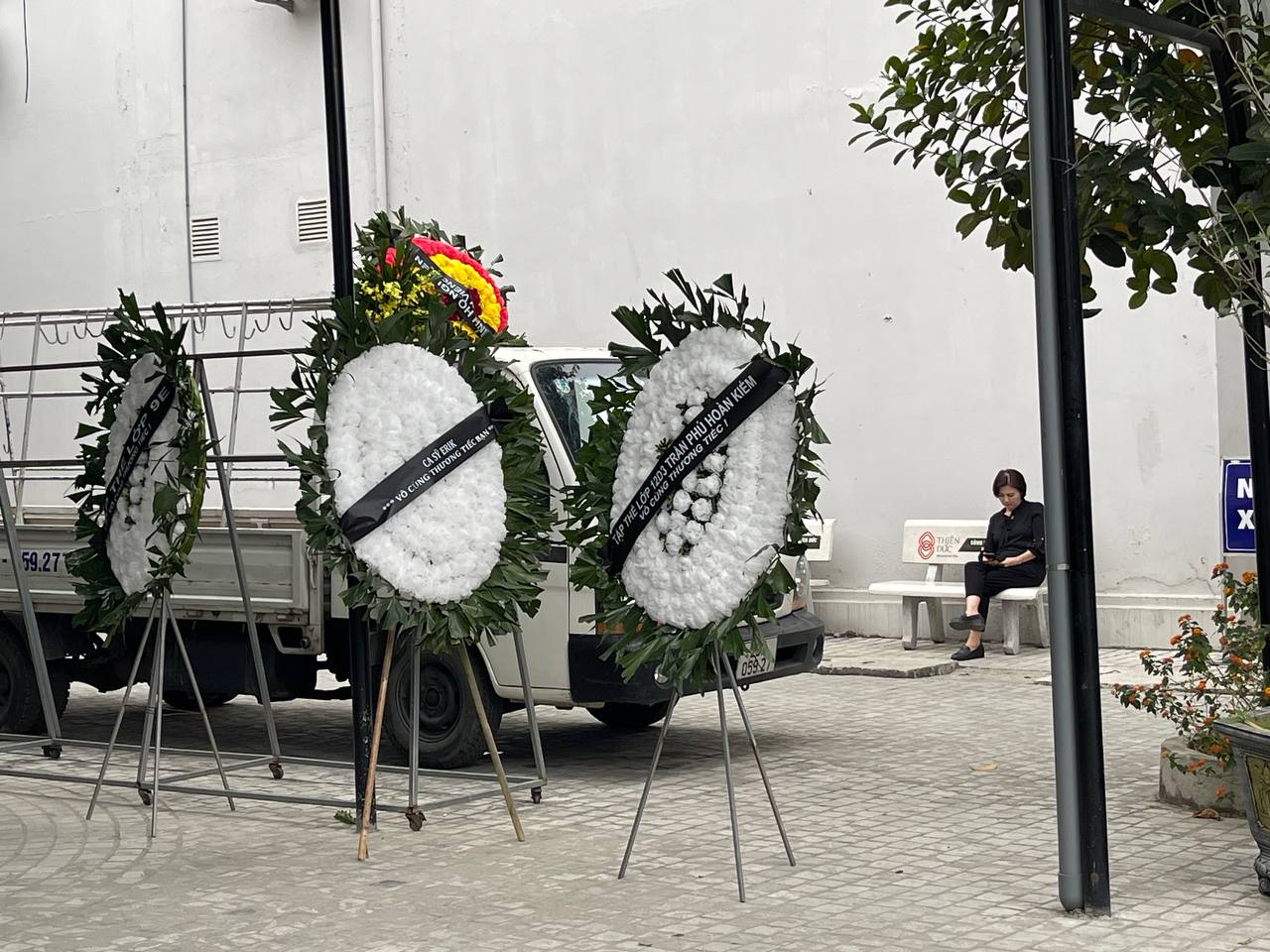 Nhiều vòng hoa từ bạn bè, người thân được gửi đến Nhà tang lễ Việt Xô để tiễn biệt, bày tỏ niềm tiếc thương trước sự ra đi đột ngột của chị N.H.Q