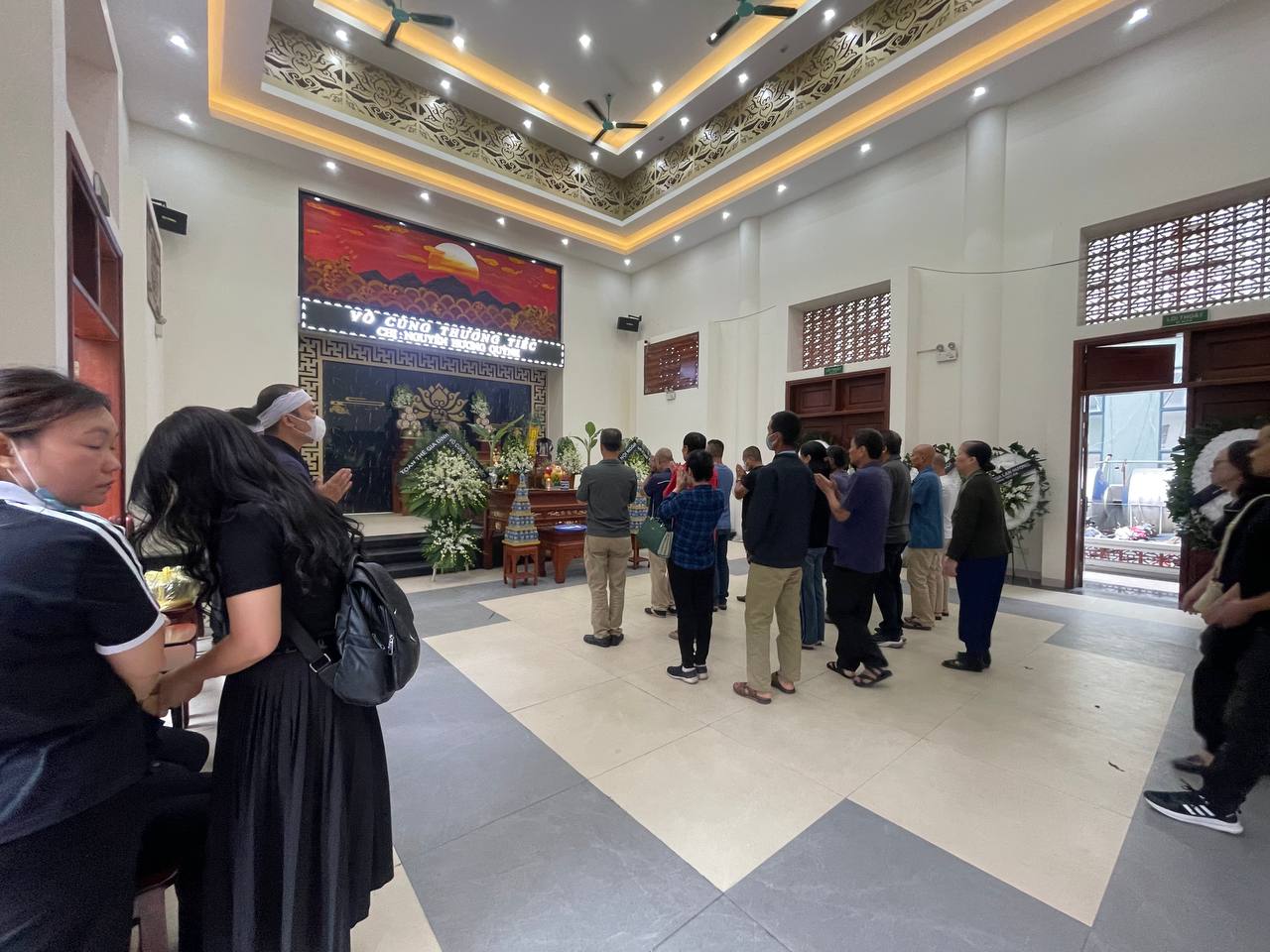 Rất nhiều người đã đến viếng nạn nhân xấu số trong vụ tai nạn