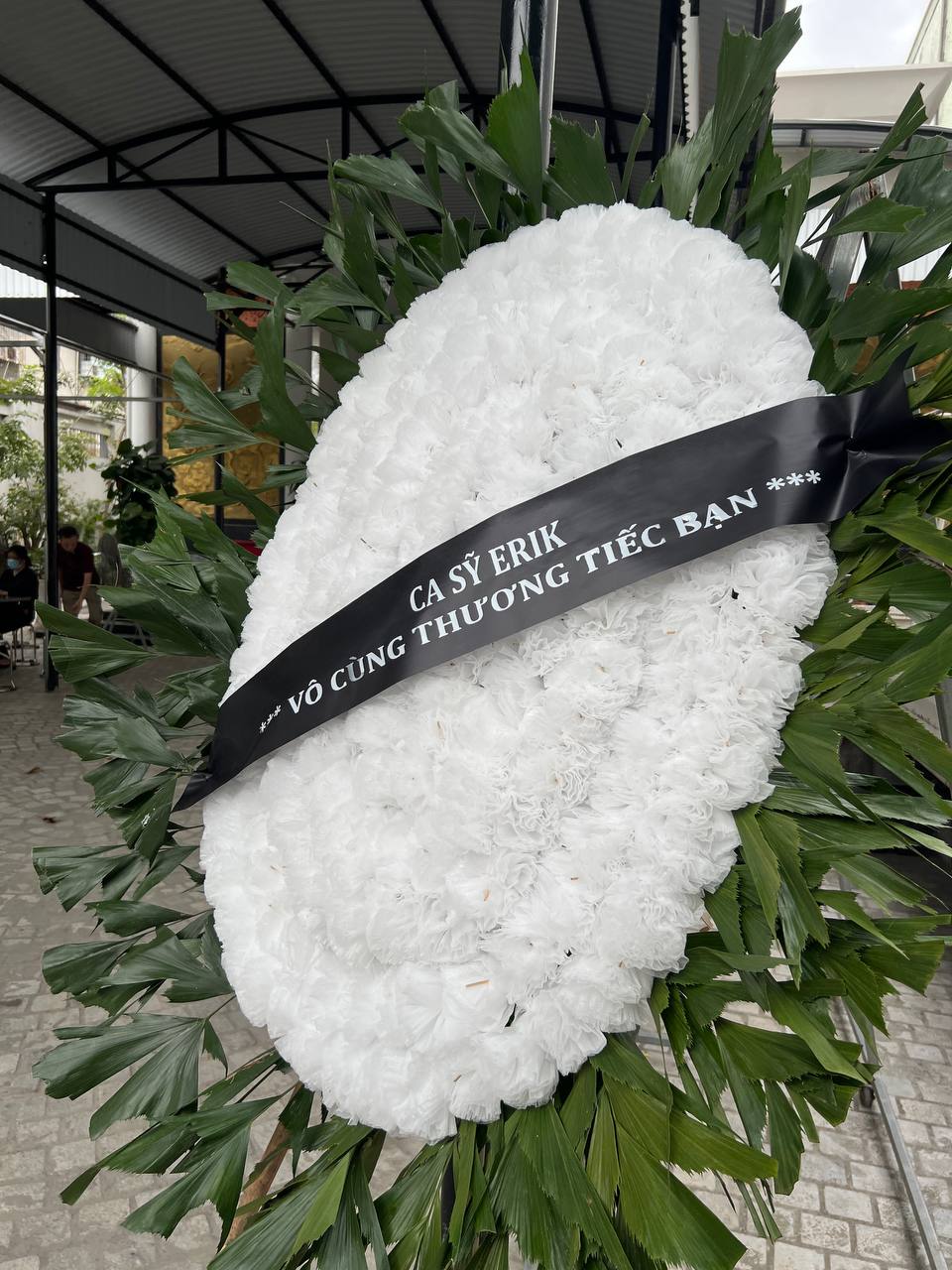 Ca sĩ Erik thương tiếc tiễn biệt, anh và nạn nhân là những người bạn thân học cùng trường cấp 2