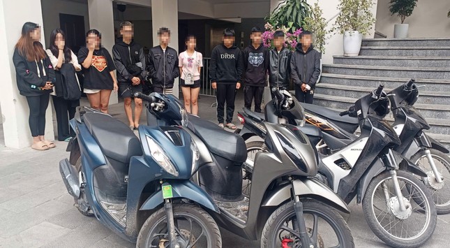 Nhóm thanh thiếu niên bị tạm giữ tại cơ quan công an. Ảnh: Tiền phong