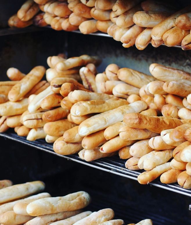 Những chiếc bánh mì nhỏ và dài nên còn được gọi là bánh mì que