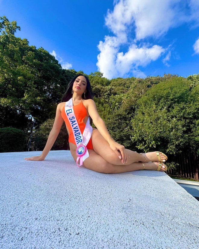 Đại diện El Salvador - Luciana Martínez - gây ấn tượng với gương mặt ưa nhìn và hình thể nóng bỏng.