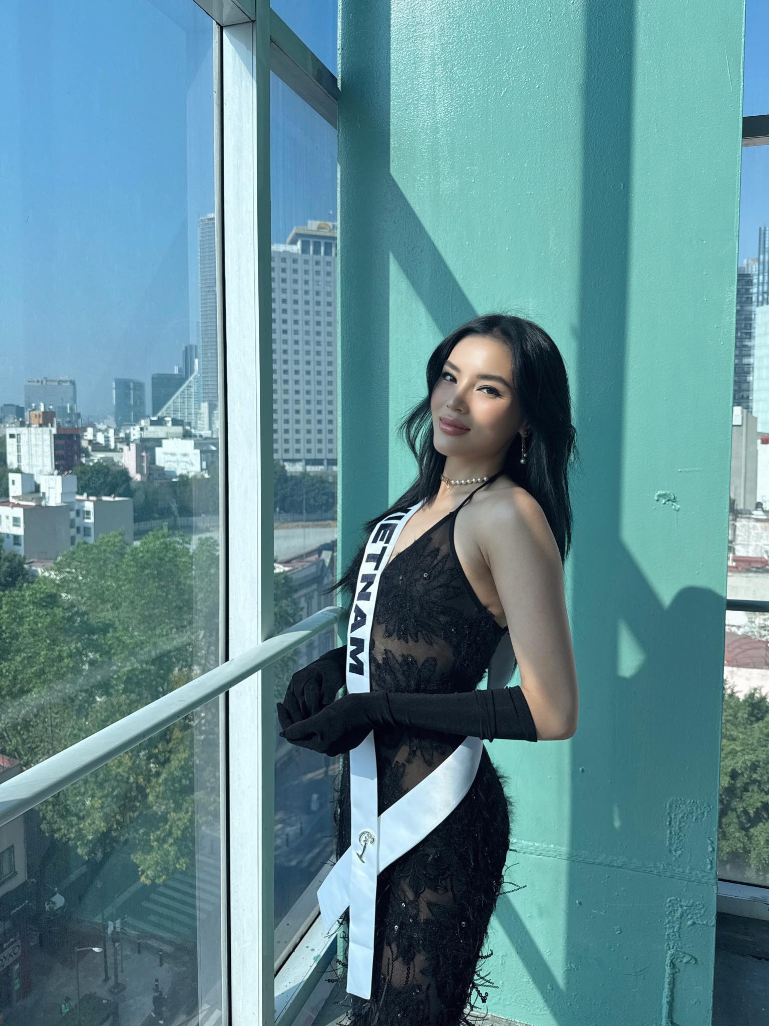 Kỳ Duyên gây ấn tượng với bộ sưu tập thời trang mang đến Miss Universe