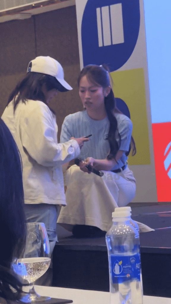 Khánh Vy là người đầu tiên chạy đến hỏi thăm bạn fan. (Nguồn: Sạp Sao)