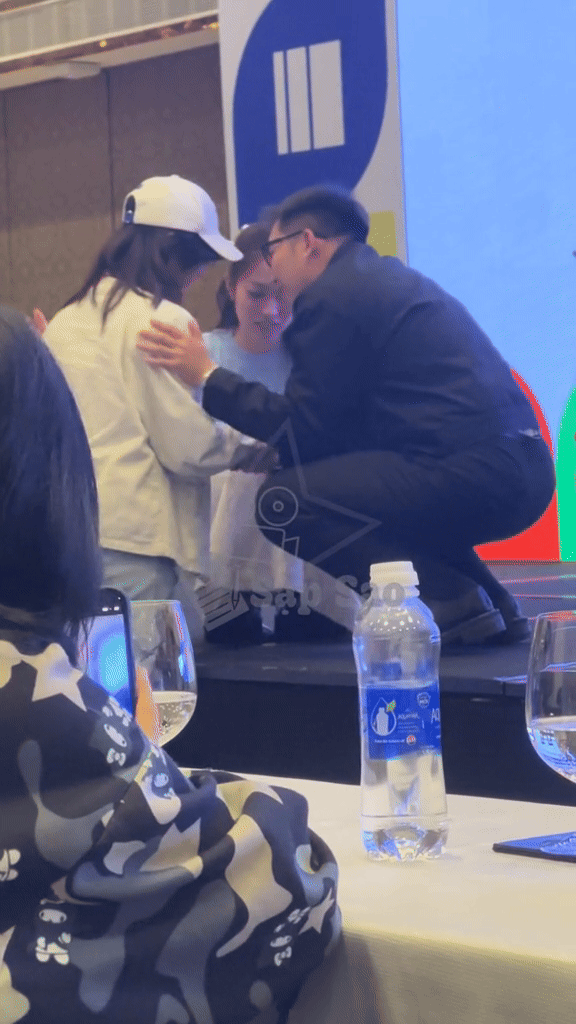 Sau đó, Phương Nam cũng đến hỏi thăm và trấn an bạn nữ. (Nguồn: Sạp Sao)