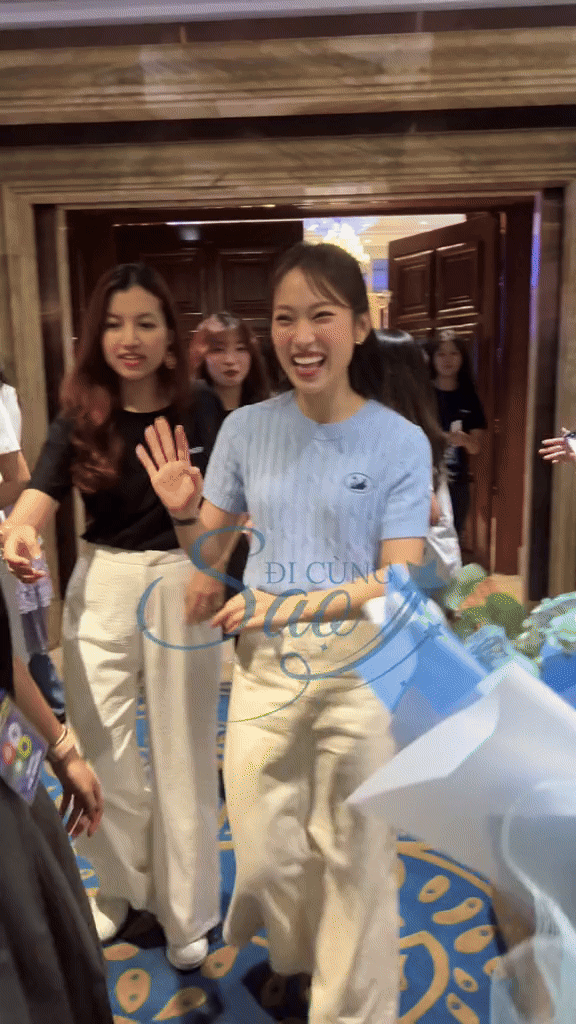 Khánh Vy nhiệt tình chào hỏi khi thấy fan vây kín trong sự kiện. (Nguồn: Đi Cùng Sao)