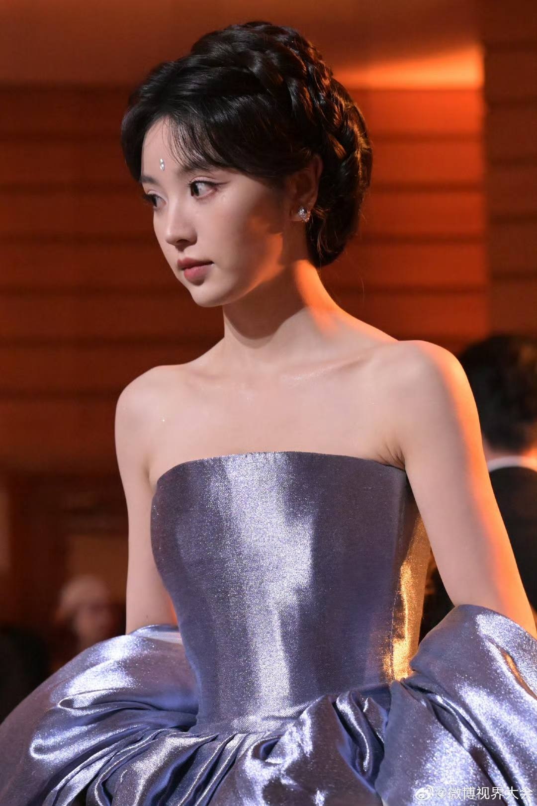 Điền Hi Vi được khen rất nhiều về nhan sắc và thời trang tại các sự kiện gần đây.