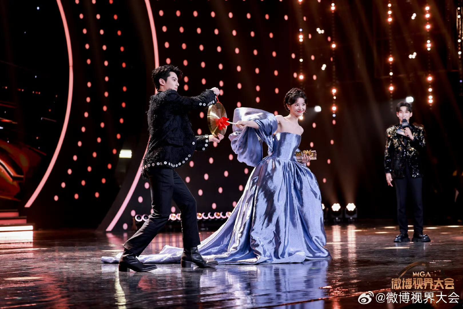 Điền Hi Vi và Vương Hạc Đệ cùng nhau xuất hiện trên sân khấu 