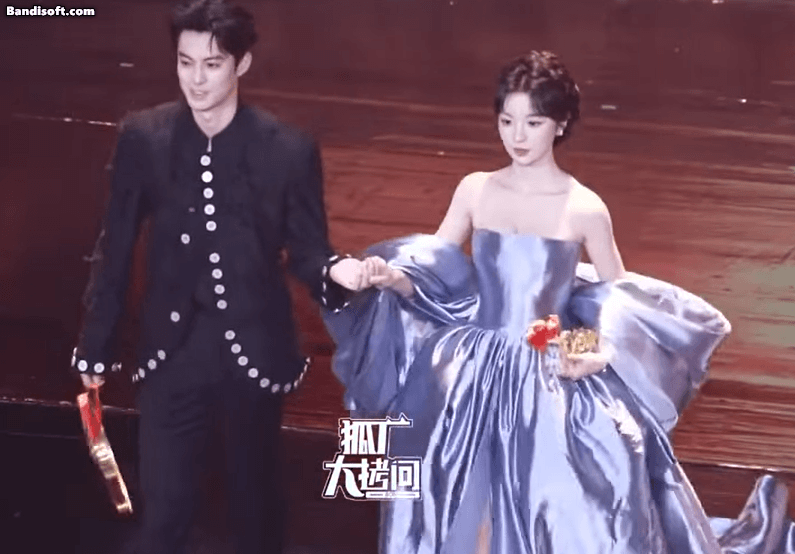 Cả hai được khen đẹp như một cặp hoàng tử và công chúa.