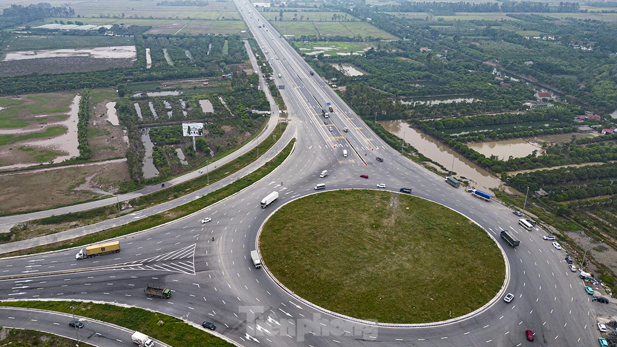 Điểm cuối giai đoạn 1 là ở vòng xuyến Yên Mỹ (Hưng Yên), từ đây, các phương tiện có thể đi vào trạm thu phí cao tốc Hà Nội - Hải Phòng, một hướng khác về Hưng Yên và Thái Bình.