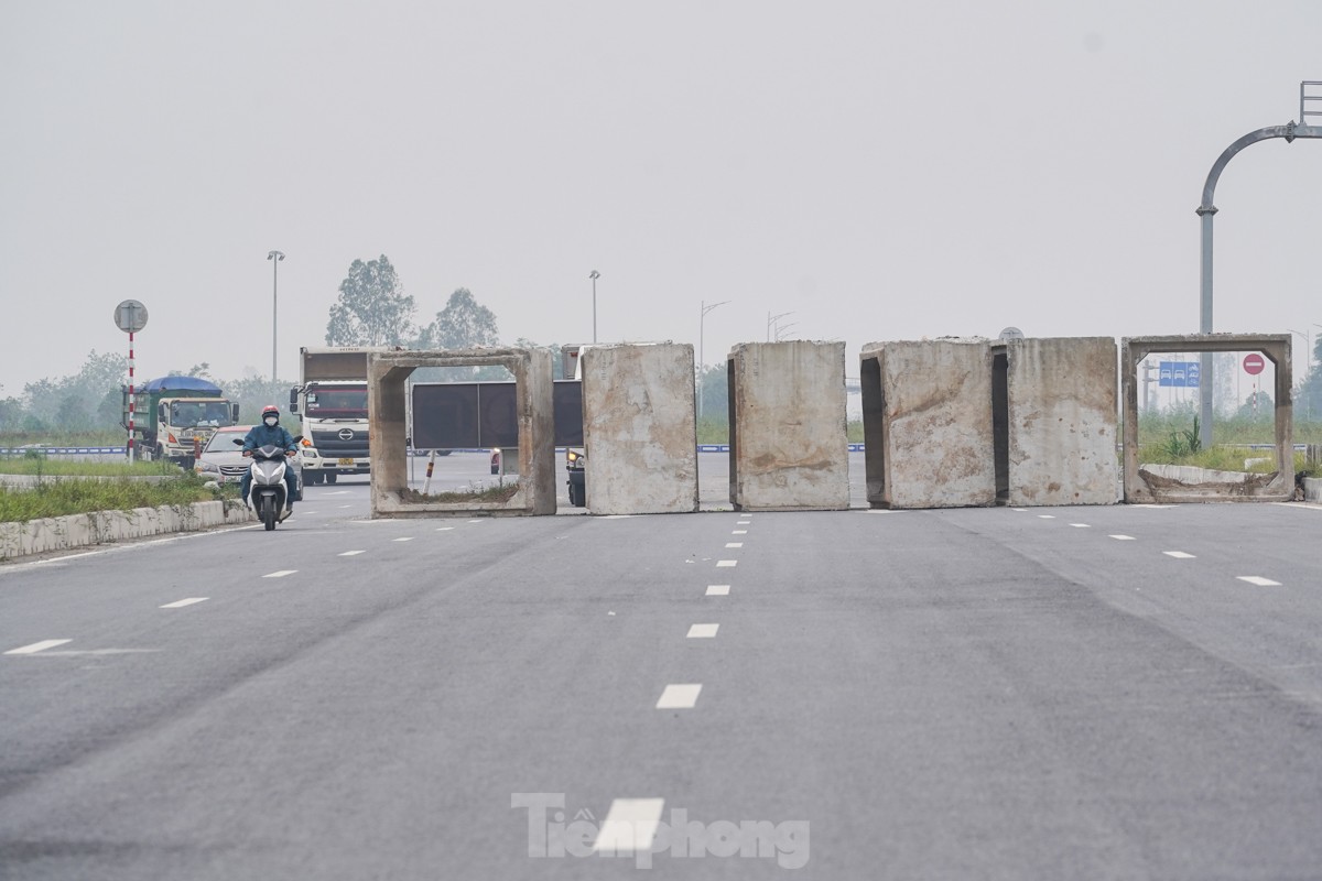 Ở chiều ngược lại, đường vẫn đang chắn bằng các ụ bê tông.