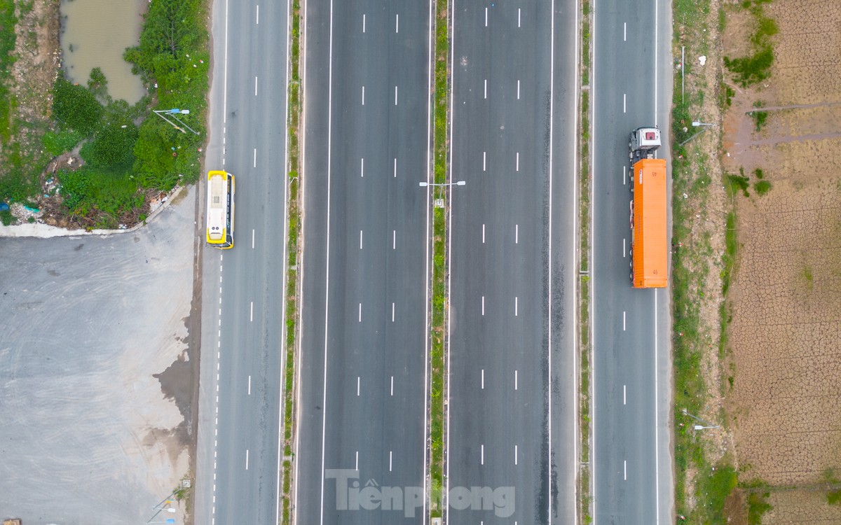 Đường liên tỉnh Hà Nội - Hưng Yên có lắp đặt dải phân cách cứng bằng bê tông, được trồng thêm cây xanh, giúp phân định rõ ràng giữa đường chính và đường gom.