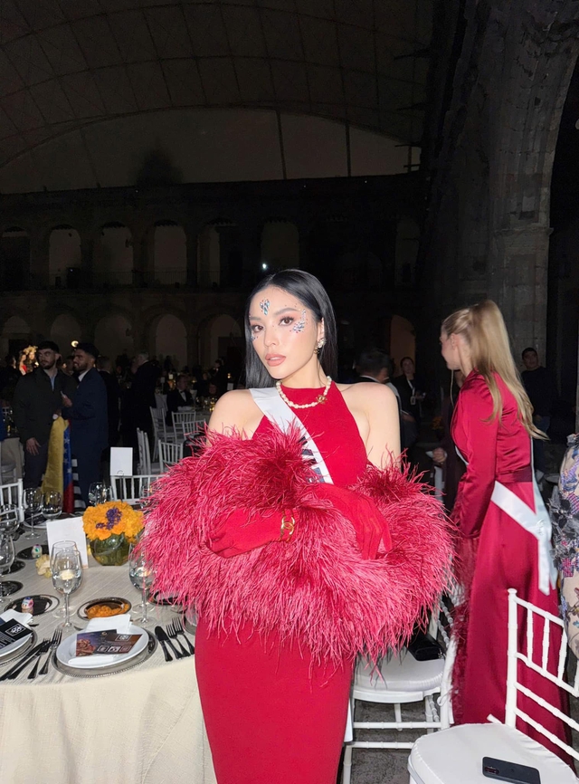 Trên sóng livestream, đại diện Việt Nam từng cho biết cô đã phải dậy từ 4h sáng để tự trang điểm và làm tóc.