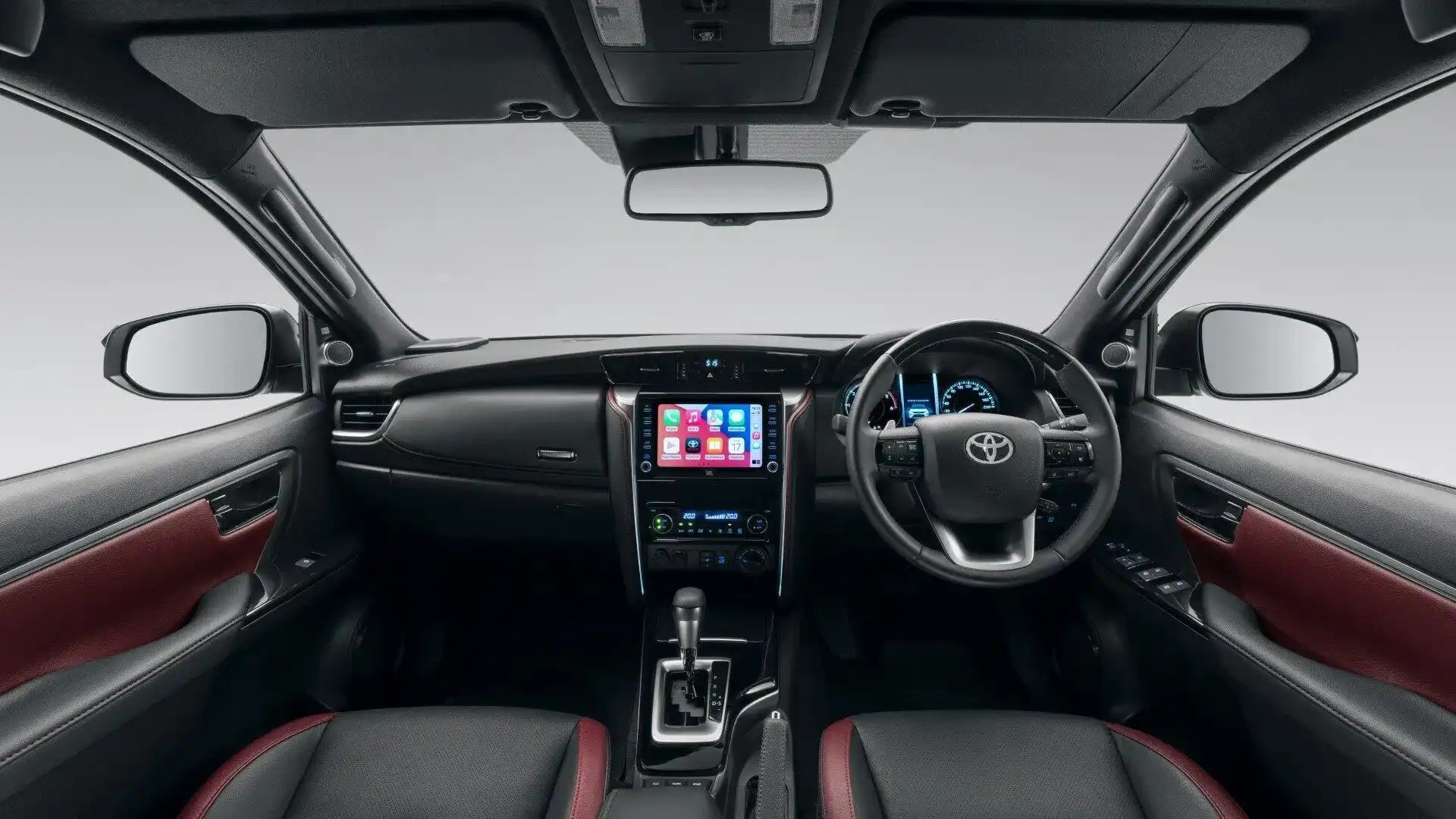 Ngoài cải thiện nhẹ về hiệu suất nhiên liệu, bản hybrid của Toyota Fortuner không có điểm gì quá đặc biệt so với Fortuner thường. Ảnh: Toyota