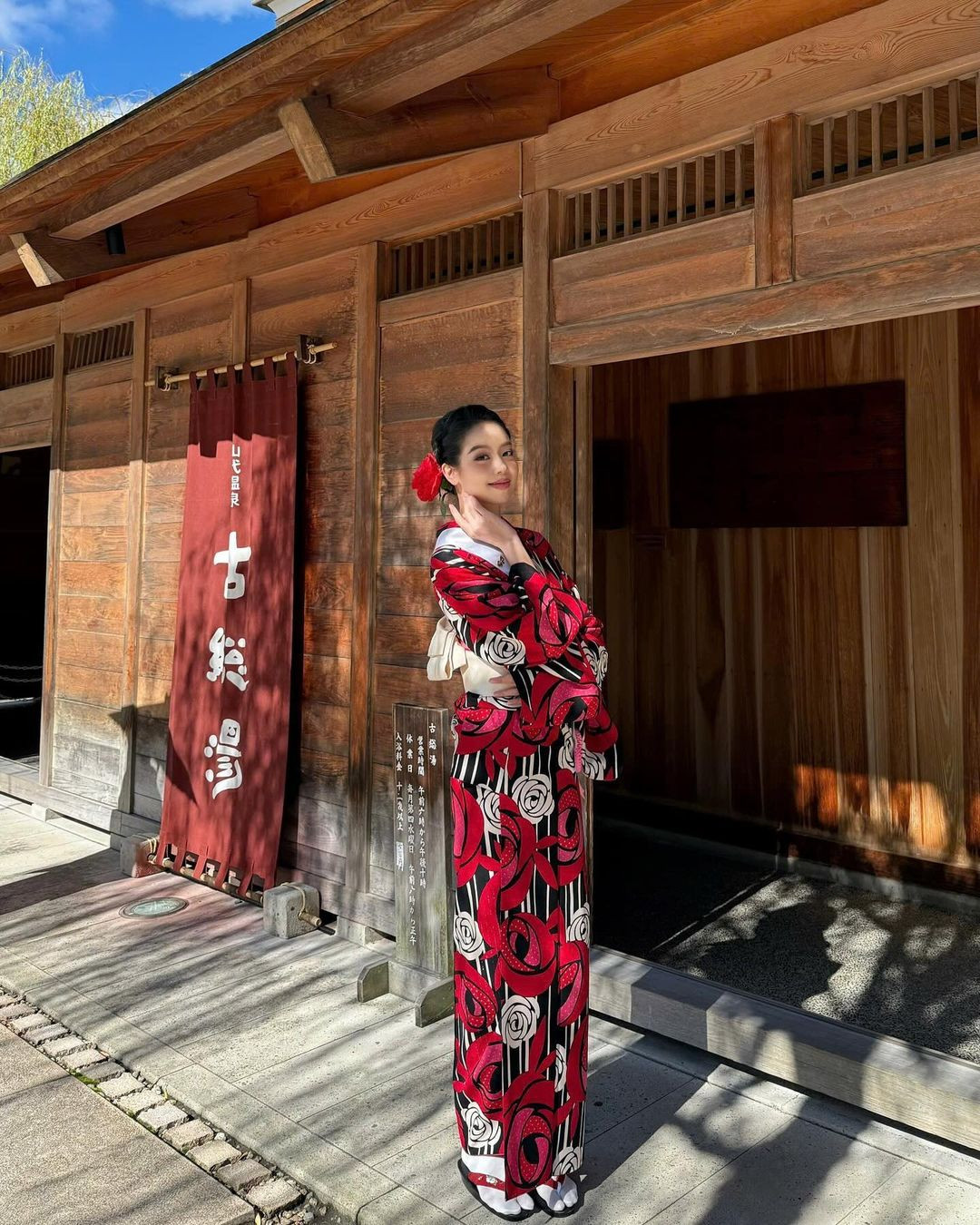 Thanh Thủy mặc trang phục truyền thống kimono của phụ nữ Nhật Bản. Ảnh: Insta