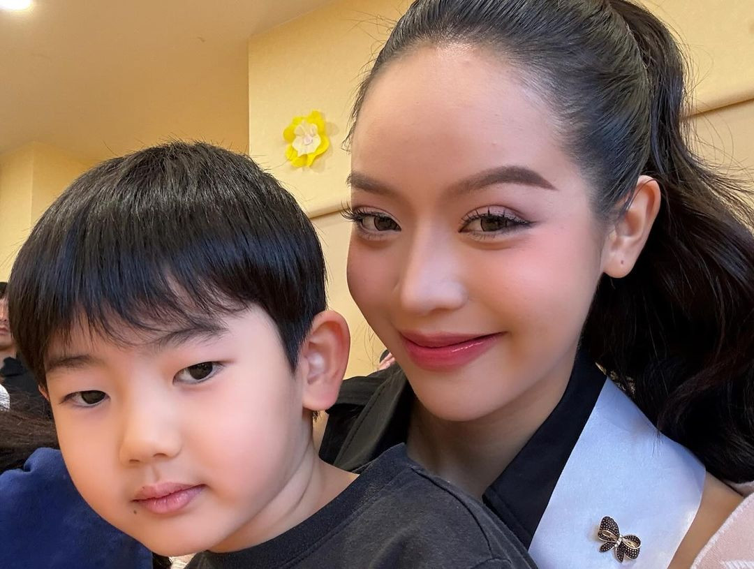 Thanh Thủy giao lưu với các em nhỏ Nhật Bản. Ảnh: Insta