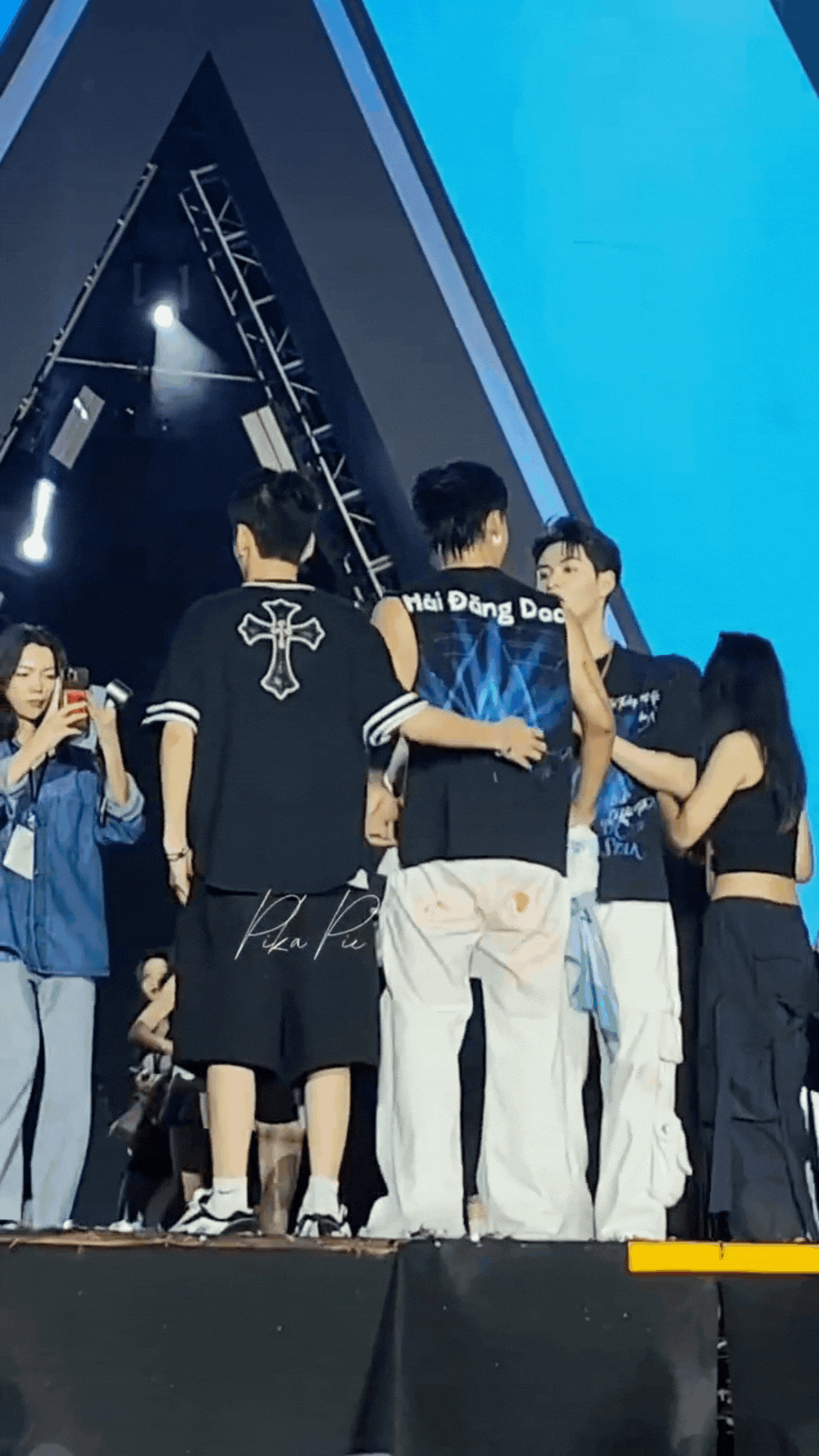 Cả hai còn bị tóm khoảnh khắc đặc biệt trên sân khấu