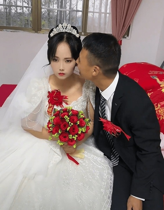 Ngay cả khi chú rể thơm má, cô dâu cũng không vui