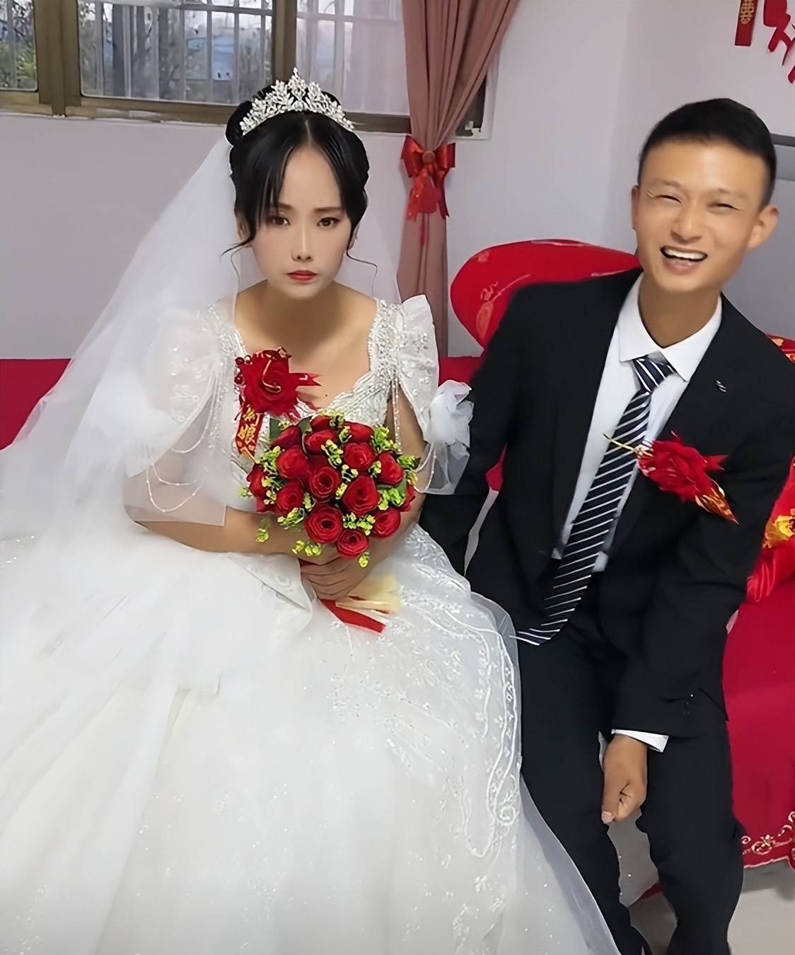 Từ đầu đến cuối, cô dâu đều giữ nét mặt khó chịu