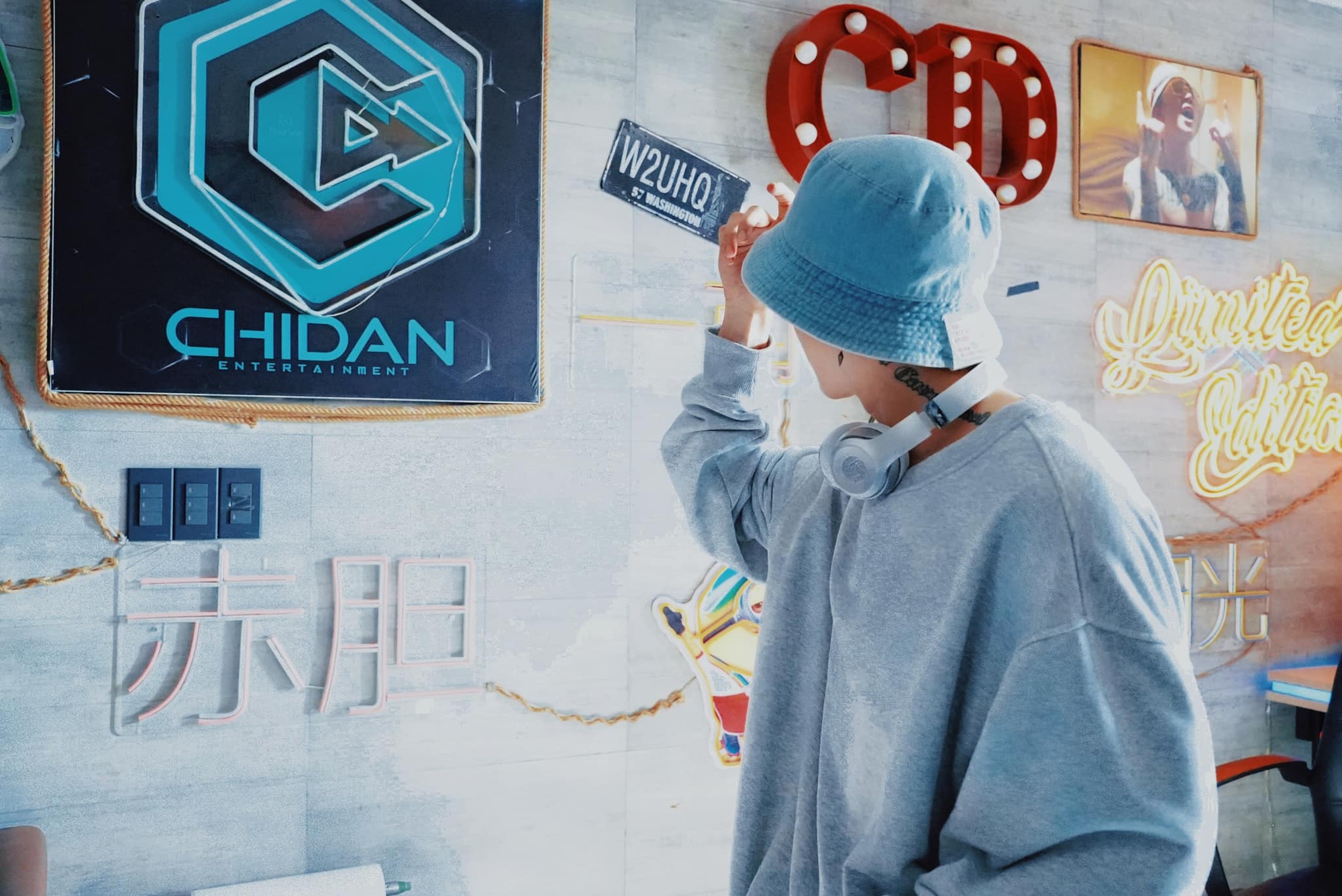 Trên MXH, nam ca sĩ thỉnh thoảng chia sẻ bài đăng nhưng đa phần hình ảnh cũ hoặc chọn góc chụp không thấy mặt