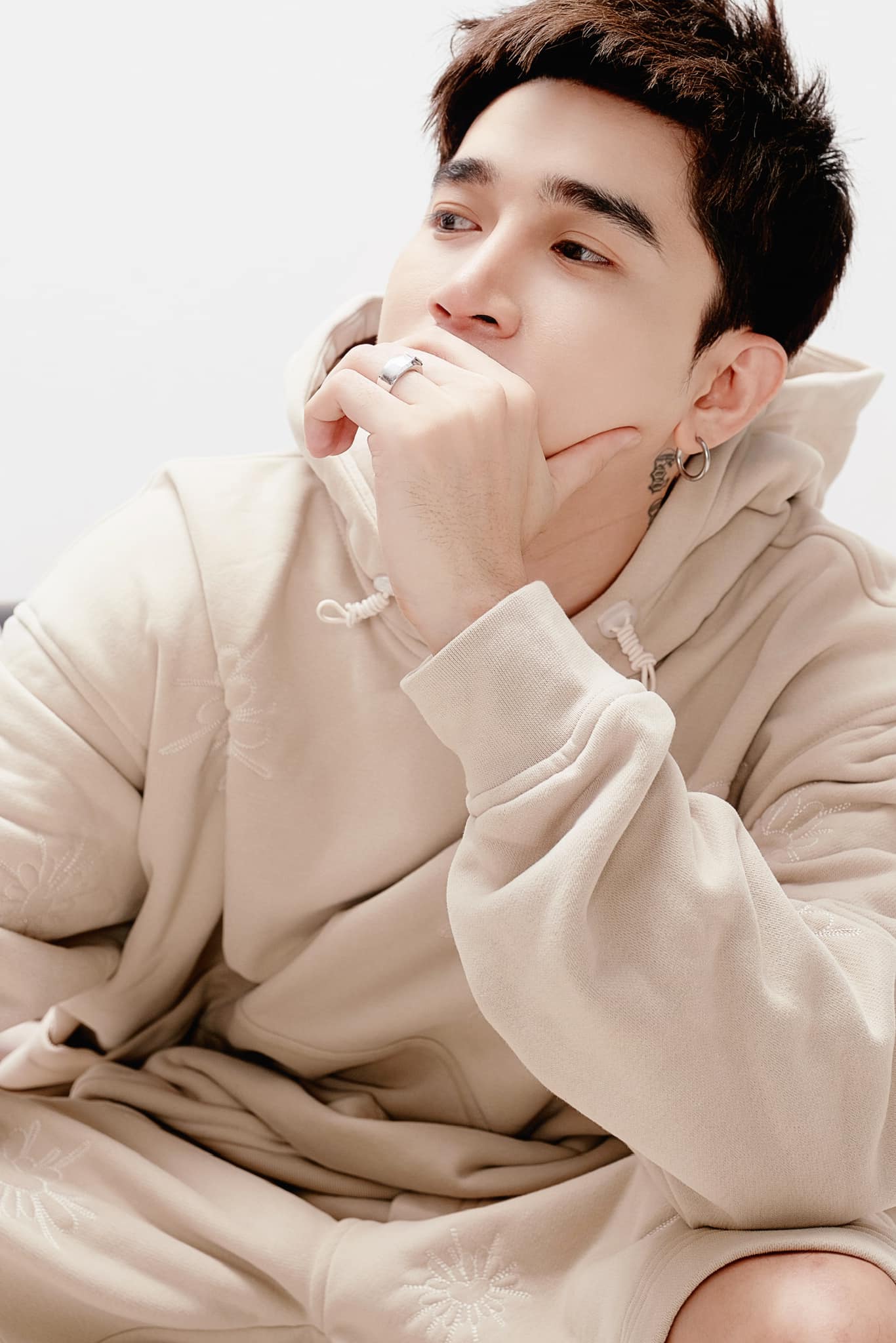 Chi Dân sở hữu nhiều bản hit, từng là cái tên đình đám có lượng fan đông đảo