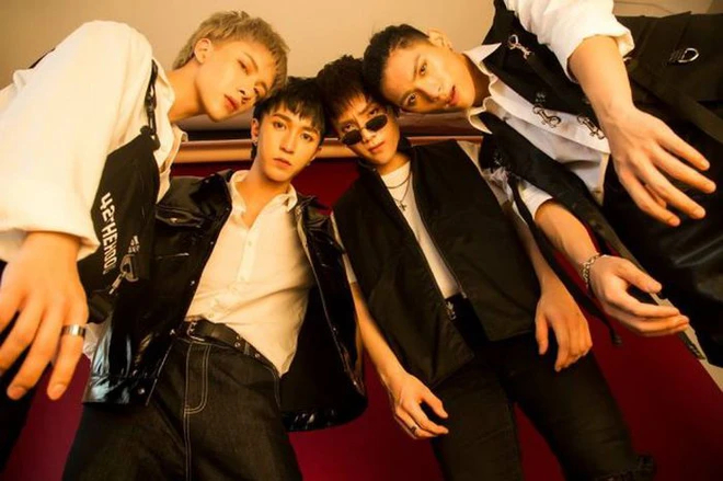 J (thứ 2 từ phải qua) gia nhập Monstar vào đầu năm 2018