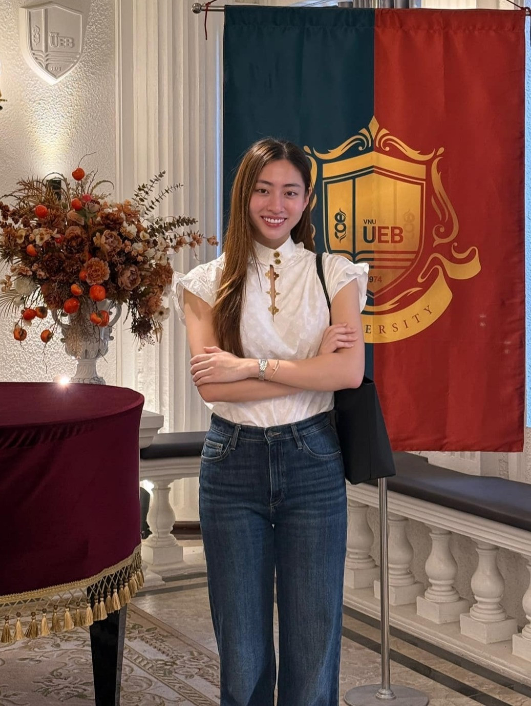 Người đẹp tự tin về tri thức của mình.