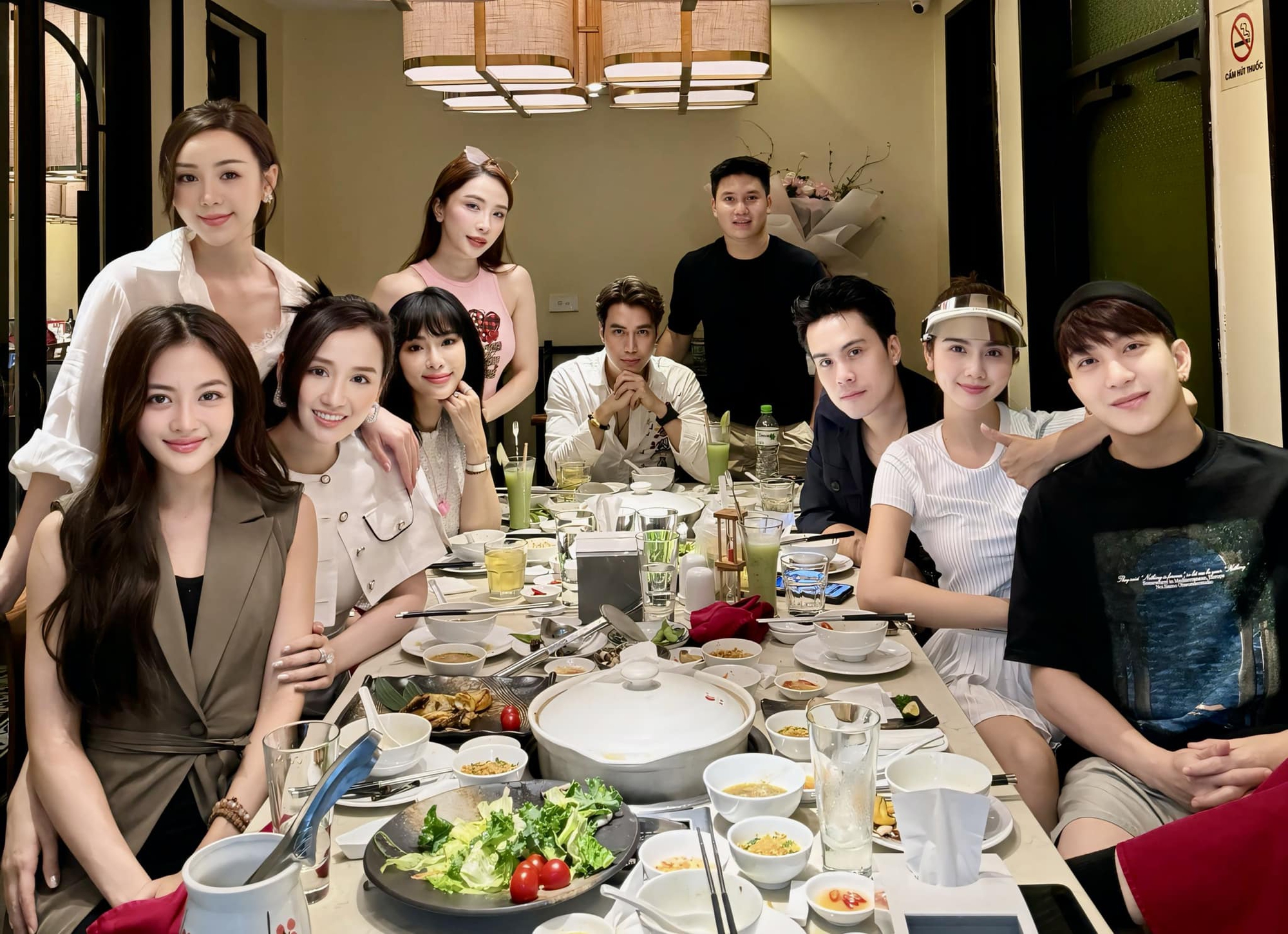 Việt Anh và Quỳnh Nga lộ diện chung. Cả hai có thái độ thoải mái, thậm chí là đứng cạnh nhau chụp ảnh dù trước đó gây xôn xao vì khoảnh khắc đưa nhau về nhà riêng