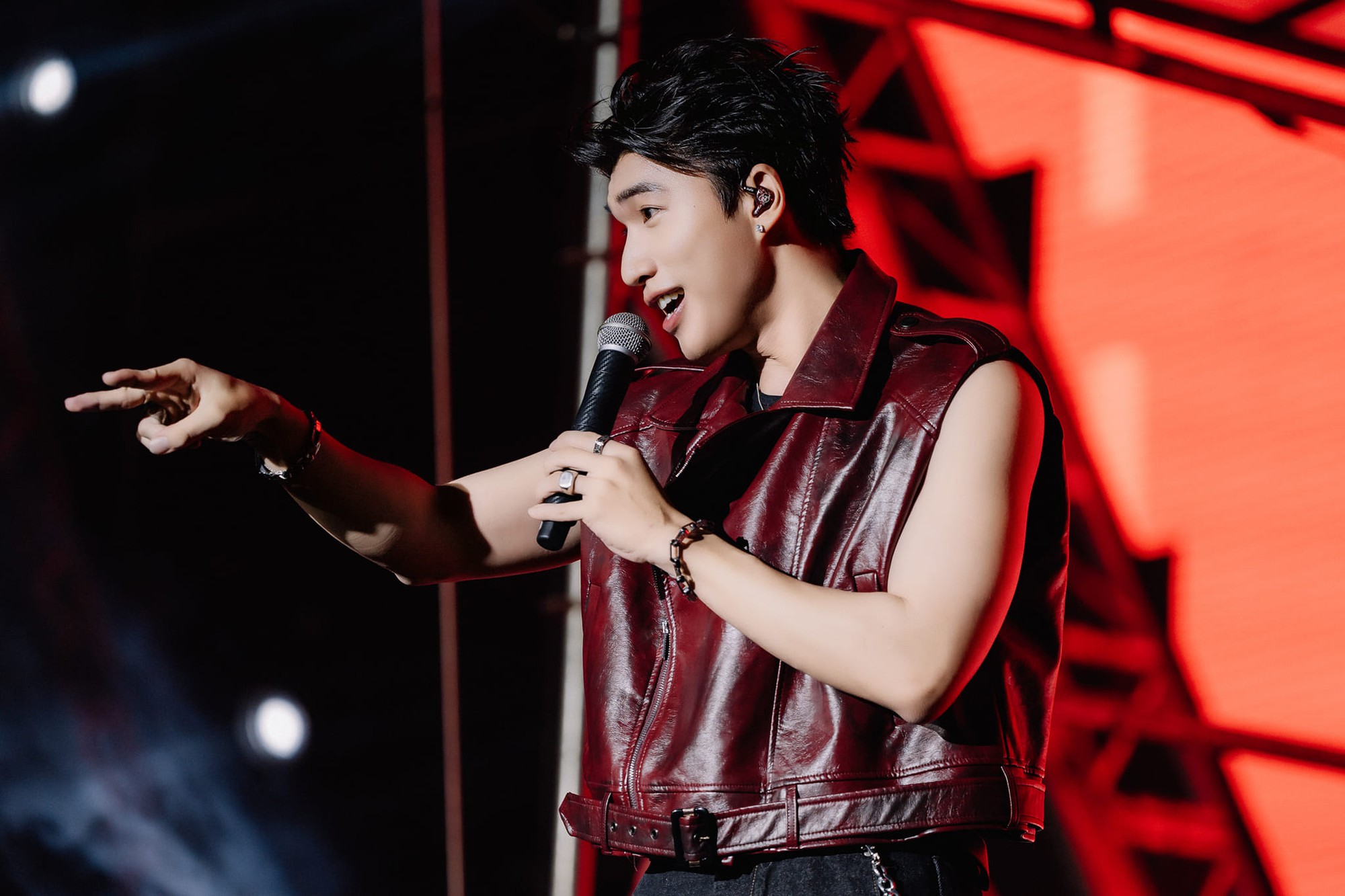 HIEUTHUHAI dùng những lời lẽ châm biếm gay gắt những ý kiến thù ghét bủa vây bản thân thời gian qua