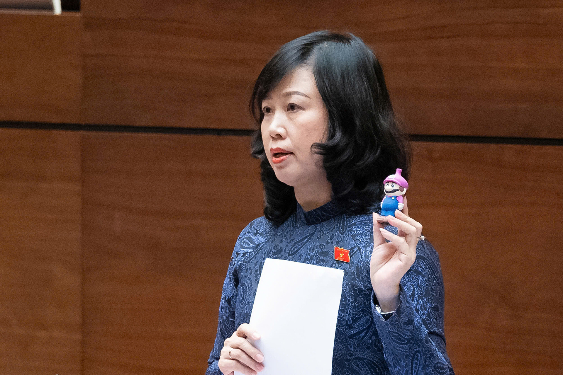 Bộ trưởng Y tế mang theo thuốc lá điện tử lên nghị trường để dẫn chứng. Ảnh: Phạm Thắng