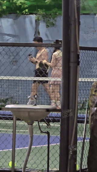 Việt Anh rất chăm tác nghiệp khi Quỳnh Nga ra sân đánh