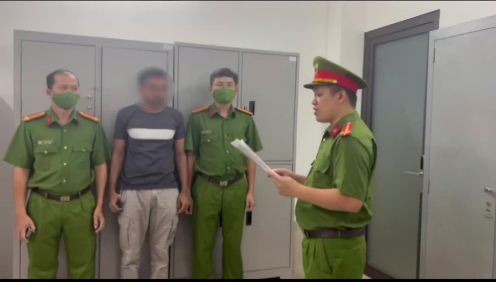 Đối tượng Prajapati Shaileshkumar Hareshbhai khi bị bắt giữ. Ảnh: Công an cung cấp